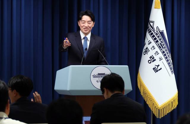 강훈식 대통령비서실장이 9일 서울 용산 대통령실에서 인선 발표 후 질문을 받고 있다. 연합뉴스