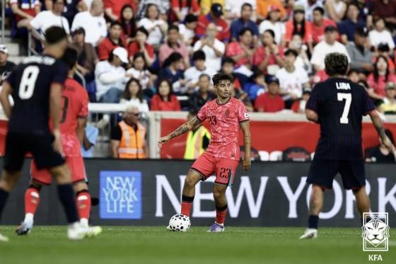 옌스 카스트로프(가운데)의 경기 모습. /사진=대한축구협회 제공