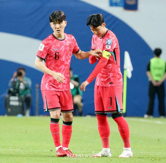 대한민국 주장 손흥민(오른쪽)이 지난 6월 10일 서울월드컵경기장에서 열린 북중미월드컵 최종예선 마지막 경기 쿠웨이트전에서 후반전 교체투입된 뒤 황인범에게 주장 완장을 넘겨받고 있다. /사진=강영조 선임기자