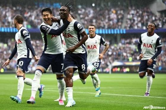 토트넘 홋스퍼의 득점 후 손흥민(7번)과 이브 비수마(8번)가 함께 달려가고 있다. /AFPBBNews=뉴스1