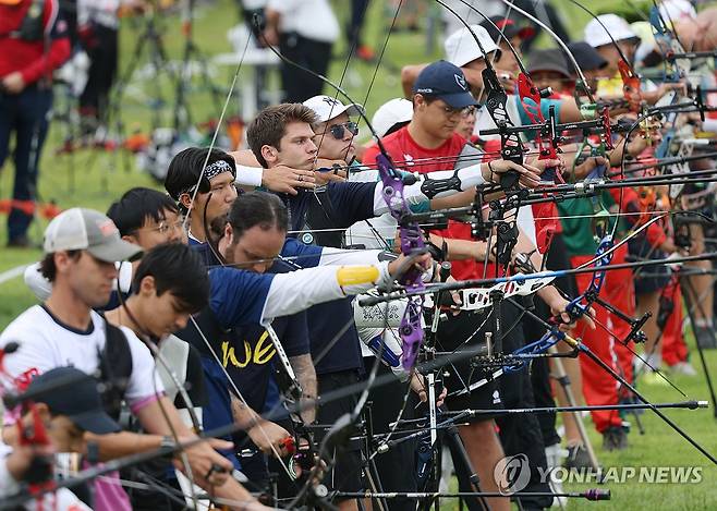 시작된 리커브 예선 (광주=연합뉴스) 김성민 기자 = 9일 광주 남구 광주국제양궁장에서 열린 2025 세계양궁선수권대회 리커브 개인전 예선에서 각국 선수들이 화살을 쏘고 있다. 2025.9.9 ksm7976@yna.co.kr