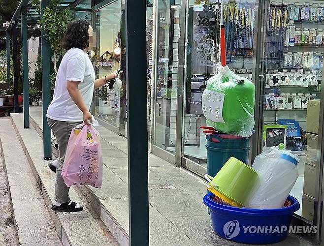 최악 가뭄 강릉의 제한급수 필수품 (강릉=연합뉴스) 유형재 기자 = 9일 최악 가뭄으로 강원 강릉지역에 단수 사태가 속출하는 가운데 시내 한 생활용품점이 제한급수 필수품을 모아 놓고 팔고 있어 눈길을 끌고 있다. 2025.9.9 yoo21@yna.co.kr