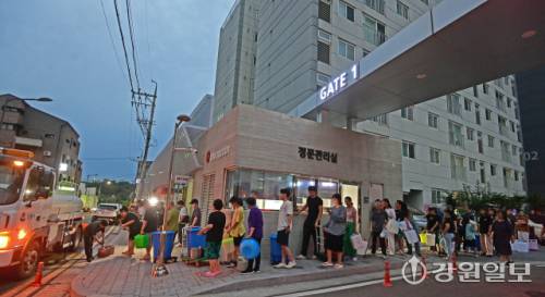 ◇강릉 가뭄 재난 선포 열흘째인 지난 9일 밤 강릉시내 한 아파트 입구에 정차한 급수차에서 주민들이 직접 가지고 온 물통에 생활 용수를 받아가고 있다. 최악의 가뭄 사태를 맞고 있는 강릉지역의 생활용수 87%를 공급하는 오봉저수지의 저수율은 9일 오전 6시 기준 12.3%로(평년 70.9%) 전날(12.4%)보다 0.1%포인트 떨어졌다. 강릉=권태명기자