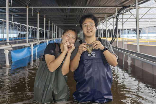 흰다리새우 양식장을 운영하는 홍성훈(33) ·김연주(27)씨 부부./칠곡군 제공