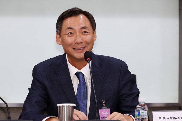 3월 6일 오전 서울 여의도 국회 의원회관에서 열린 대한민국 자유민주주의·법치주의 위기와 한미 자유동맹의 길 : 모스 탄 전 미국 국제형사사법 대사 초청 세미나에서 모스 탄 전 대사가 발언하고 있다. (사진=뉴시스)