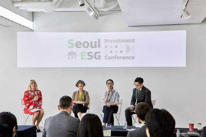 지속가능한 미래를 위한 AI를 주제로 토론 세션을 하는 연사와 패널. 왼쪽부터 니콜라 위어, 딜로이트 아시아태평양 지속가능 리더, 케이티 하이슨, Business Fights Poverty 이사, 유준오 스타그라운드 대표