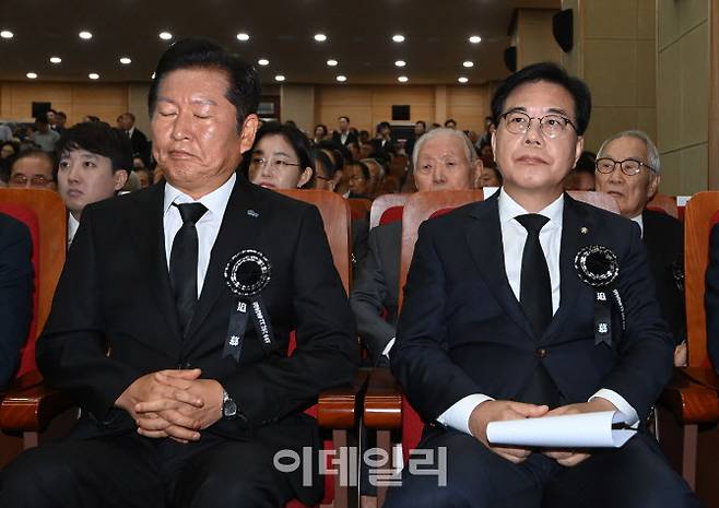 정청래(왼쪽) 더불어민주당 대표와 송언석 국민의힘 원내대표가 지난달 18일 서울 동작구 국립서울현충원 현충관에서 열린 김대중 전 대통령 서거 16주기 추모식에 참석하고 있다. (사진=김태형 기자)