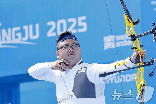 10일 오후 광주 동구 5·18민주광장에서 열린 2025 세계양궁선수권대회 리커브 혼성단체전 결승에서 한국 김우진이 화살을 쏘고 있다. 2025.9.10/뉴스1 ⓒ News1 김태성 기자