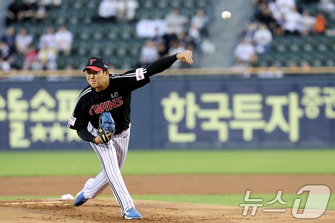 10일 서울 송파구 잠실야구장에서 열린 프로야구 '2025 신한 SOL뱅크 KBO 리그' LG트윈스와 두산 베어스의 경기에서 LG선발 손주영이 역투하고 있다. 2025.9.10/뉴스1 ⓒ News1 이광호 기자