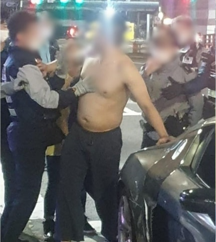 2022년 5월 8일 새벽, 부산에서 후배 조직원과 시비가 붙어 흉기를 들고 돌아다닌 혐의로 검거된 야구선수 출신 조폭 A씨. 사진|온라인커뮤니티