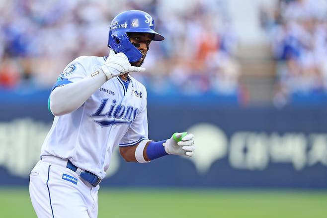 삼성 디아즈가 6일 대구삼성라이온즈파크에서 열린 2025 KBO리그 한화와 경기에서 2회말 좌중월 솔로포를 터뜨린 후 베이스를 돌고 있다. 사진 | 삼성 라이온즈