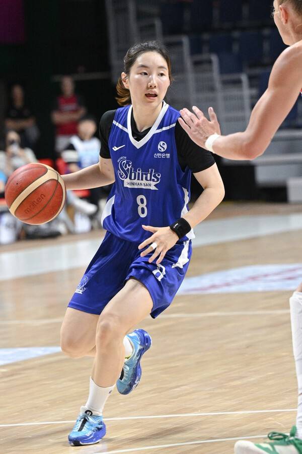 돌파하는 신한은행 에스버드 가드 김지영. /사진=WKBL