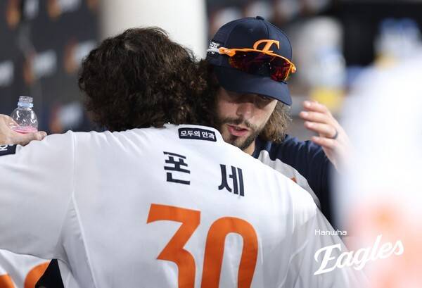 포옹하는 한화 이글스 코디 폰세와 라이언 와이스. /사진=한화 이글스