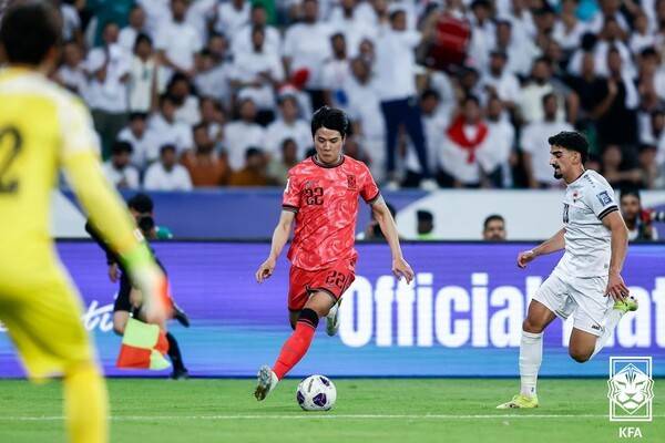 올해 6월 이라크에서 열린 2026 FIFA 북중미 월드컵 3차예선 이라크전에 출전한 설영우가 드리블을 하고 있다. /사진=KFA