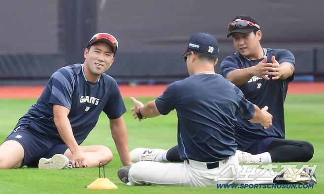 3일 수원 케이티위즈파크에서 열리는 KT와 롯데의 경기. 동료들과 함께 몸을 풀고 있는 롯데 전준우, 유강남. 수원=송정헌 기자songs@sportschosun.com/2025.09.03/