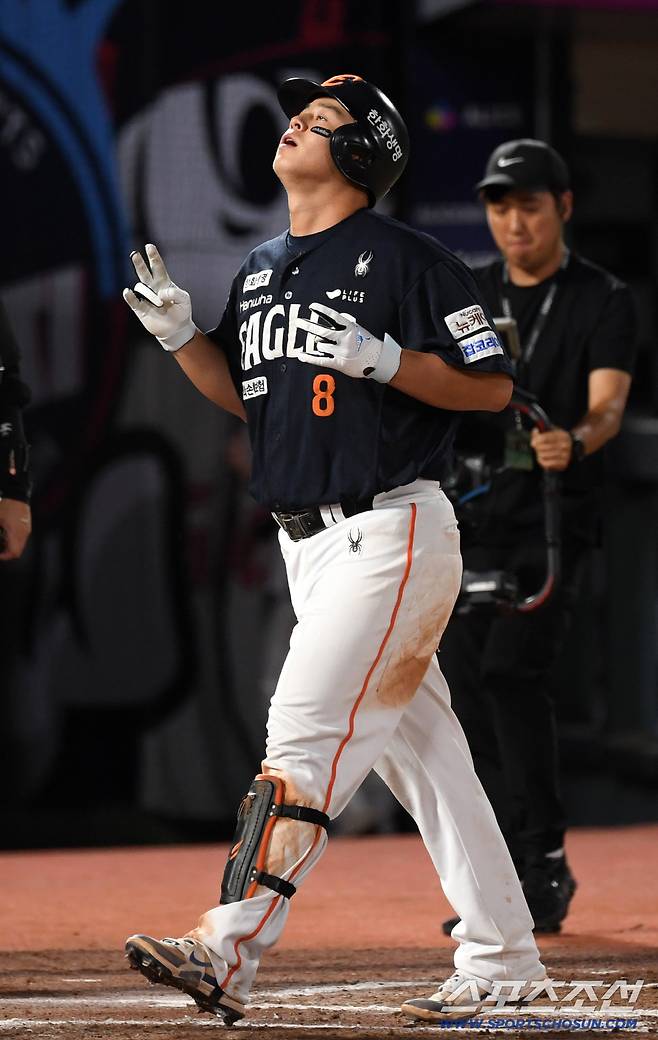 10일 부산 사직구장에서 열린 롯데 자이언츠와 한화 이글스의 경기. 8회초 2사 1루 한화 노시환이 투런포를 날린 뒤 환호하고 있다. 부산=박재만 기자 pjm@sportschosun.com/2025.09.10/