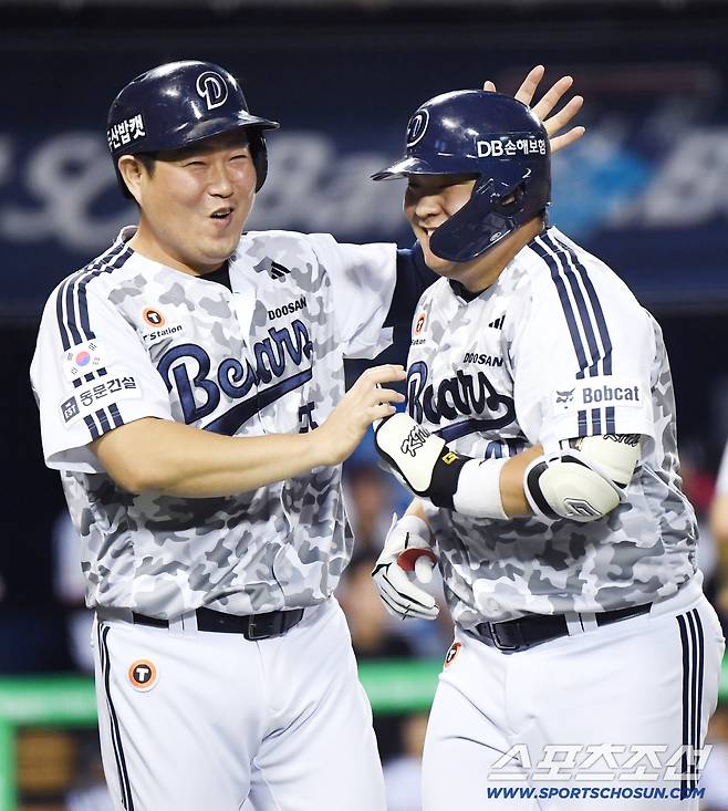 10일 서울 잠실구장에서 열린 LG-두산전. 2회말 1사 2루 김기연이 투런포를 친 후 양의지의 환영을 받고 있다. 잠실=정재근 기자 cjg@sportschosun.com/2025.9.10/