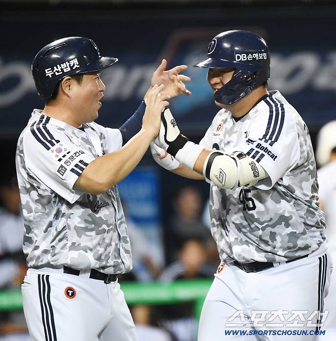 10일 서울 잠실구장에서 열린 LG-두산전. 2회말 1사 2루 김기연이 투런포를 친 후 양의지의 환영을 받고 있다. 잠실=정재근 기자 cjg@sportschosun.com/2025.9.10/