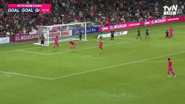 골을 넣은 직후 갑자기 무릎을 만진 오현규. 이후 '어짜라고' 세리머니를 하며 무릎 문제를 걸고 넘어진 슈투트가르트에 항의한 오현규. ⓒtvN