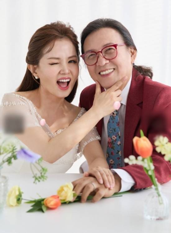 트로트 가수 나미애(60, 왼쪽)가 작곡가 김인효와 부부의 연을 맺는다. 두 사람은 음악 작업을 통해 서로에 대한 이해와 신뢰를 키운 두 사람은 결국 백년가약을 맺게 됐다. /나미애 제공