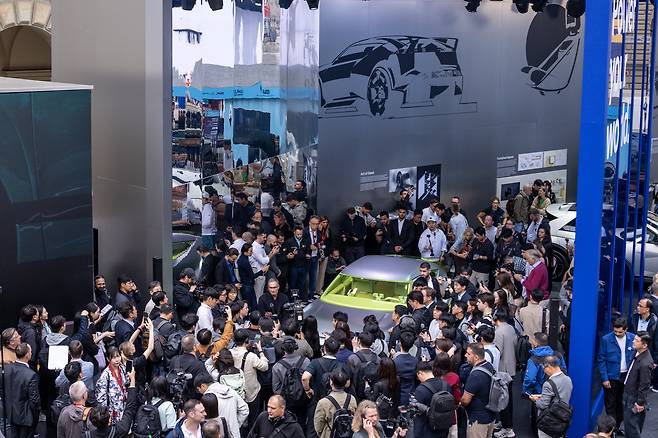 현대차가 IAA에서 공개한 콘셉트 쓰리를 보려 많은 취재진들이 몰렸다./현대차