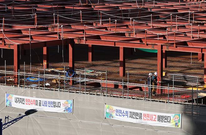 지난 달 25일 부산 수영구의 한 공사현장에 작업자들의 안전수칙 준수를 강조하는 현수막이 걸려 있다./연합뉴스