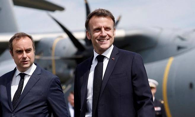 에마뉘엘 마크롱(오른쪽) 프랑스 대통령과 그가 새 총리로 임명한 세바스티앵 르코르뉘 국방부 장관이 지난 6월20일 프랑스 파리 인근 르부르제 공항에서 열린 파리 에어쇼 현장을 방문해 둘러보고 있다. ⓒ AP/연합뉴스