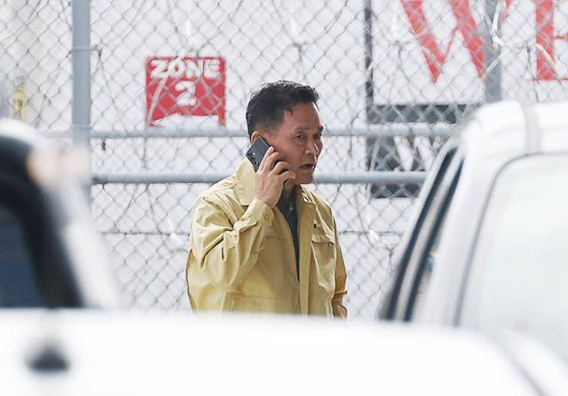 조기중 워싱턴 총영사가 9일 미국 이민 당국의 단속으로 체포된 현대차그룹-LG에너지솔루션 합작 배터리 공장 건설 현장 직원들이 갇혀 있는 조지아주 포크스턴의 이민세관단속국(ICE) 구금 시설 인근에서 통화하고 있다. 포크스턴=연합뉴스