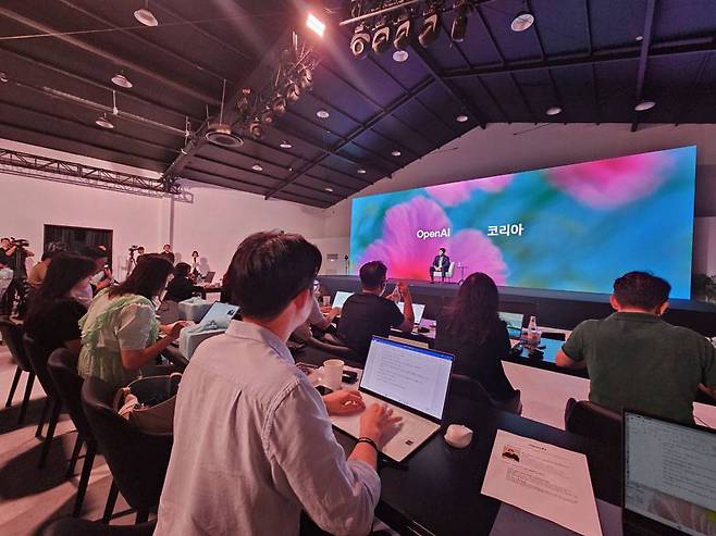 취재진의 질문에 답하는 제이슨 권 CSO / 출처=IT동아