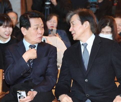 '조국신당' 창준위 출범식서 대화하는 조국-은우근 (사진=연합뉴스)