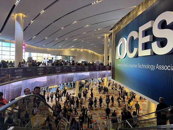 올해 1월 7일 미국 라스베이거스 베네치안 호텔 유레카파크에 취재진과 방문객들이 모여있다./연합뉴스