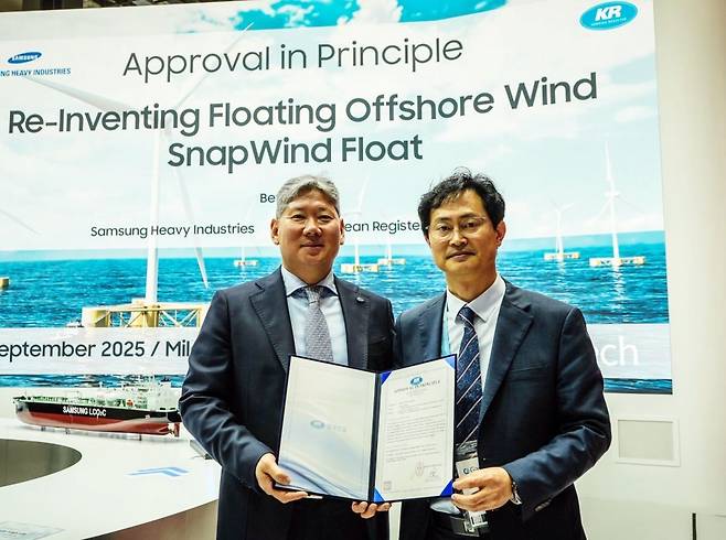 이탈리아 밀라노에서 열린 ‘가스텍 2025’ 현장에서 열린 AIP 수여식에서 이영석 한국선급 부사장(왼쪽)과 장해기 삼성중공업 부사장이 기념촬영을 하고 있다. /한국선급 제공