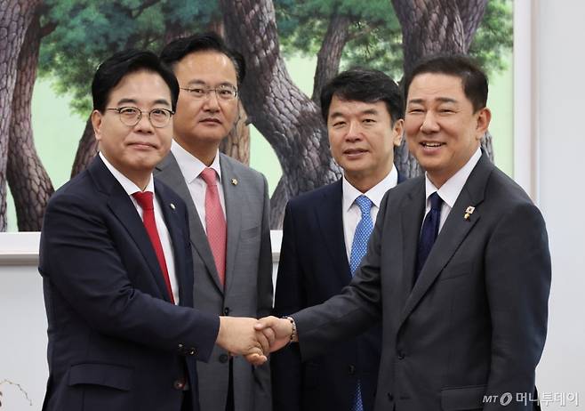 송언석(왼쪽) 국민의힘 원내대표와 김병기 더불어민주당 원내대표가 10일 오후 서울 여의도 국회에서 악수를 하고 있다. 왼쪽부터 국민의힘 송 원내대표와 유상범 원내운영수석부대표, 더불어민주당 문진석 원내운영수석부대표와 김 원내대표./사진=뉴시스