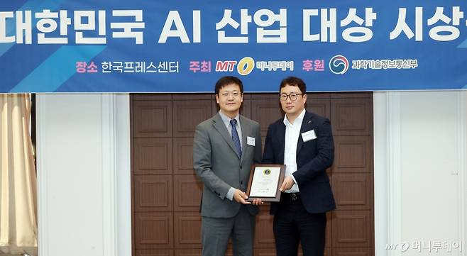 데이터노우즈 김기원 대표(오른쪽)가 '2025 대한민국 AI 산업 대상' 수상 후 머니투데이 송기용 전무(왼쪽)와 함께 기념 촬영을 하고 있다./사진=김창현 기자