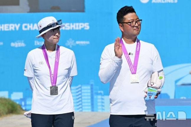 10일 오후 광주 동구 5·18민주광장에서 열린 광주2025현대세계양궁선수권대회 리커브 혼성 결승, 준우승을 기록한 대한민국 국가대표팀 안산(왼쪽)·김우진이 은메달을 목에 걸고 있다./사진=뉴시스