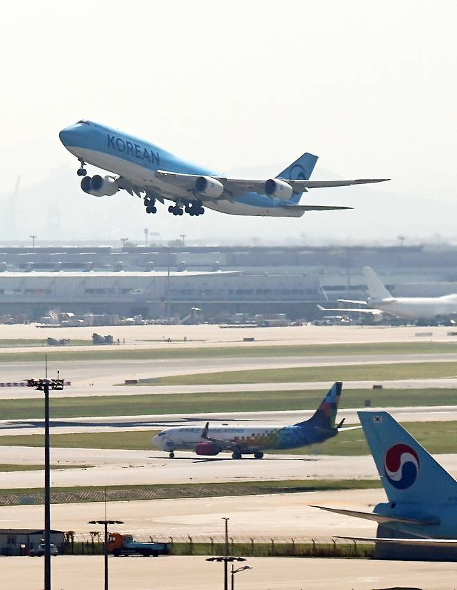 미국 조지아주 현대차그룹-LG에너지솔루션 배터리 합작 공장 건설 현장에서 구금된 한국인들을 태울 대한항공 B747-8i 전세기가 10일 오전 인천국제공항 2터미널에서 이륙하고 있다. 체포·구금된 한국인 300여 명은 미국 현지에서 10일 오후 2시 30분(한국시간 11일 오전 3시 30분 전후)쯤 한국을 향해 출발할 것으로 알려졌다. 공항사진기자단