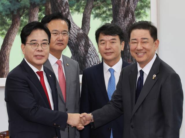 ▲더불어민주당 김병기 원내대표, 국민의힘 송언석 원내대표가 10일 서울 여의도 국회에서 회동을 갖고 있다. ⓒ연합뉴스