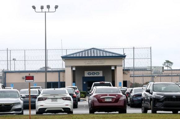 8일(현지시간) 미국 당국의 이민단속으로 체포된 현대차그룹-LG에너지솔루션 배터리공장 건설 현장 직원들이 수감돼 있는 있는 조지아주 포크스턴의 이민세관단속국(ICE) 구금시설 모습. 포크스턴 연합뉴스