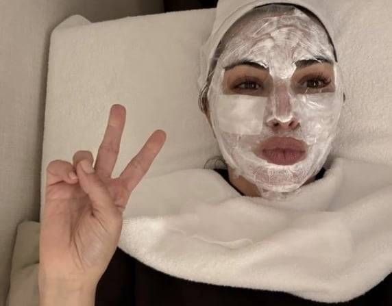 한국의 한 피부과에서 시술을 받고 있는 킴 카다시안. 킴 카다시안 인스타그램 캡처