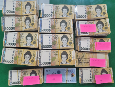 불법 도박사이트 운영 조직원 은신처 등에서 압수한 현금 다발 ⓒ대구경찰청