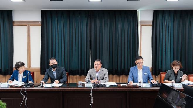 김윤철(가운데) 합천군가 10일 군청 소회의실에서 브리핑을 열고 '합천 호텔 사건'의 항소 취하에 대해 설명하고 있다. ⓒ합천군