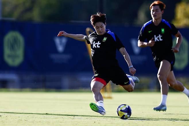 축구대표팀 이강인(왼쪽)이 멕시코전을 앞두고 내슈빌SC 트레이닝필드에서 진행된 훈련에서 진지한 표정으로 킥 연습을 하고 있다. 사진제공|대한축구협회