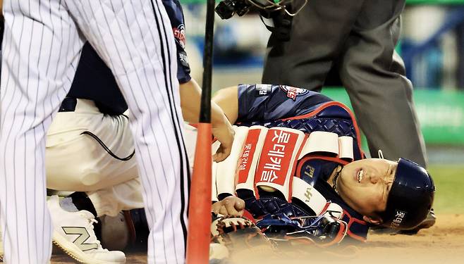 지난달 19일 롯데 유강남이 잠실 LG전 3회 말 문성주의 파울볼을 맞고 괴로워하고 있다. 연합뉴스