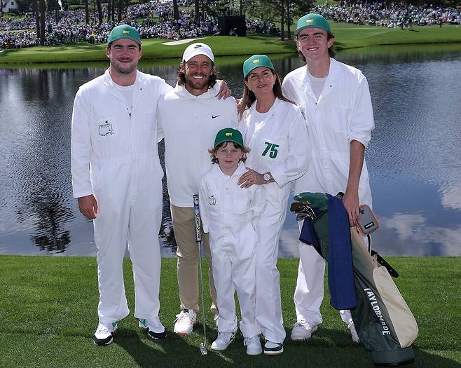 토미 플리트우드가 지난 4월 10일 열린 마스터스 토너먼트 파3 콘테스트 당시 가족들과 함께 기념촬영을 하고 있다. 왼쪽부터 큰 아들 오스카, 플리트우드, 막내 아들 프랭클린, 아내 클레어, 둘째 아들 머레이. 게티이미지코리아