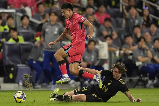 옌스 카스트로프가 10일 멕시코 선수 태클에 맞서 볼을 지켜내고 있다. AP