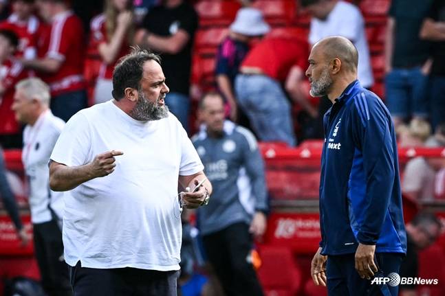 지난 5월 11일 누누 감독을 질책하고 있는 마리나키스 노팅엄 구단주(왼쪽). /AFPBBNews=뉴스1