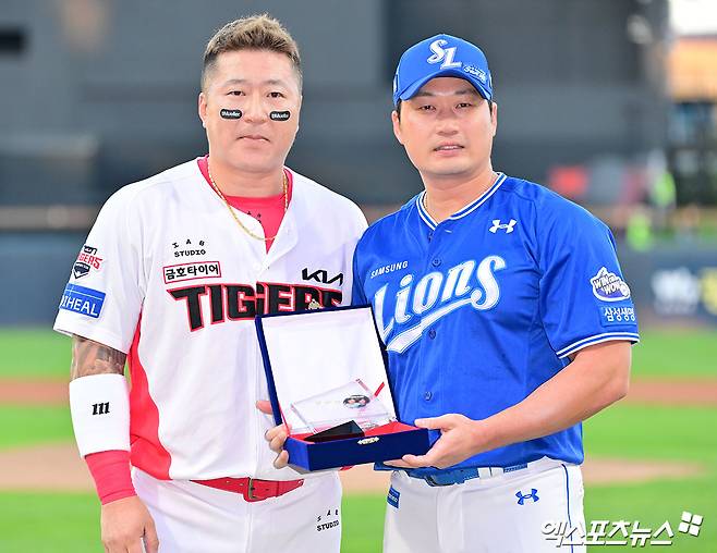 10일 오후 광주기아챔피언스필드에서 열린 '2025 신한 SOL Bank KBO리그' 삼성 라이온즈와 KIA 타이거즈의 경기, 경기 전 삼성 오승환 은퇴투어 행사가 진행됐다. 이날 행사에서 삼성 오승환이 KIA 최형우와 기념촬영을 갖고 있다. 광주, 김한준 기자