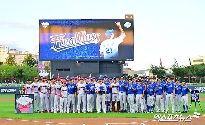 10일 오후 광주기아챔피언스필드에서 열린 '2025 신한 SOL Bank KBO리그' 삼성 라이온즈와 KIA 타이거즈의 경기, 경기 전 삼성 오승환 은퇴투어 행사가 진행됐다. 이날 행사에서 삼성 오승환이 양팀 선수단과 함께 기념촬영을 갖고 있다. 광주, 김한준 기자