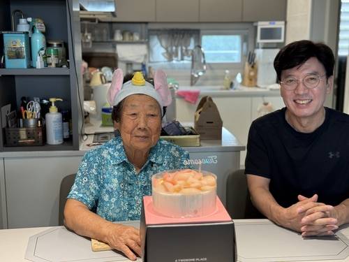 막내딸 집에서 조촐하게 이루어진 촛불도 없는 생일파티, 심지어 꼬깔모자마저 빠뜨려 임시방편으로 윤지의 코끼리 세안밴드를 쓰고 있는 호랑님. 작은 아들은 깜찍한 호랑님의 모습에 함박웃음을 짓는다. /김윤지