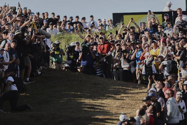 20일(한국시간) 영국 북아일랜드 포트러시의 로열 포트러시 골프장에서 열린 제153회 디오픈 챔피언십 3라운드. 로리 매킬로이가 어프로치 샷을 하고 뒤에 수많은 팬들이 이를 지켜보고 있다.(사진=AP/뉴시스)